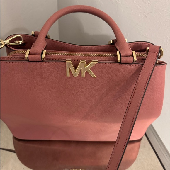 Michael Kors Medium Saffiano Leather satchel. - Picture 2 of 4